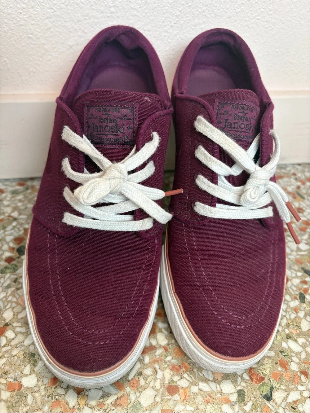 Womens 8 Nike Stefan Janoski Skate Shoes in Burgundy - Low Top Casual Sneakers